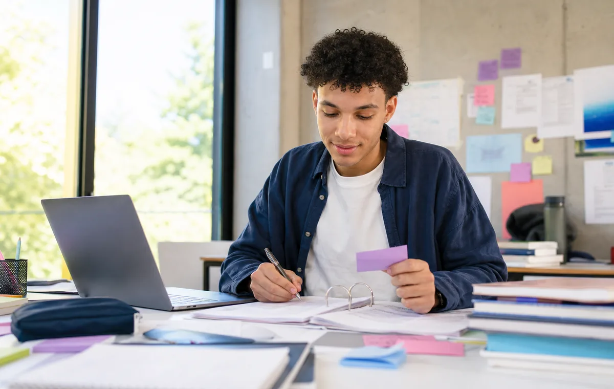 Étudiant en BTS organisant ses cours, ses fiches et son planning de rentrée 2026